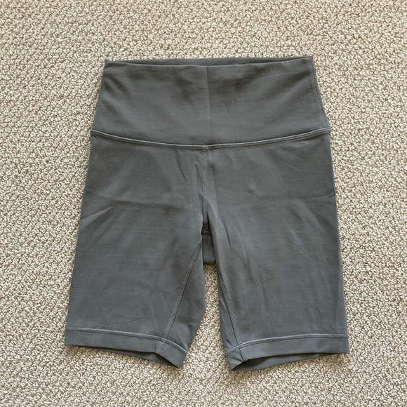 Lululemon Wunder Train High Rise Shorts 8” Size 6 Grey Sage Green Everlux EUC - Picture 1 of 12